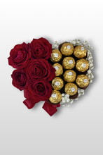 Sladká vášeň - pohľad zhora na box v tvare srdca s červenými ružami a čokoládami Ferrero Rocher