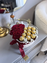 Sladká vášeň - box s červenými ružami a čokoládami Ferrero Rocher položený na stole