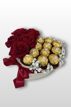 Sladká vášeň - box s červenými ružami, bielou gypsofilou a čokoládami Ferrero Rocher s tmavočervenou stuhou