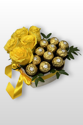 Slnečný box - box v tvare srdca so žltými ružami, čokoládami Ferrero Rocher a zelenými listami so žltou stuhou