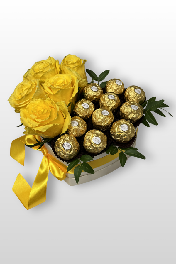 Slnečný box - box v tvare srdca so žltými ružami, čokoládami Ferrero Rocher a zelenými listami so žltou stuhou